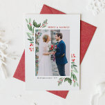 Tarjeta Festiva Navidades de Winterberry y Holly Bodas Foto<br><div class="desc">Celebra tu primera Navidad como pareja casada con nuestra tarjeta de Navidades de bodas de fotos de personalizable con agua y cruz de invierno. Este elegante diseño de tarjetas vacacionales combina la belleza intemporal de las hojas y muros de invierno con un delicado efecto acuarela, creando un estilo festivo y...</div>