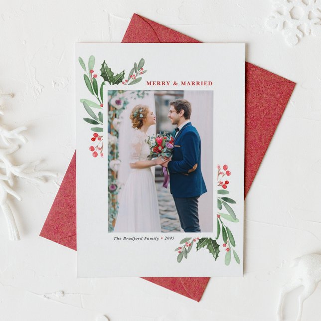 Tarjeta Festiva Navidades de Winterberry y Holly Bodas Foto (Watercolor Winterberry and Holly Merry and Married Wedding Christmas Photo Holiday Card)