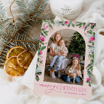 Tarjeta Festiva Navidades del Arco Verde Rosa brillante de Rubor 1<br><div class="desc">Esta colección cuenta con flores color agua rosa brillante,  bayas y vegetación de invierno con tipografía moderna y elegante,  con un patrón botánico de invierno.</div>