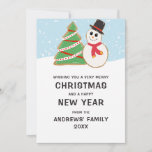 Tarjeta Festiva Navidades del Ilustracion Cute Snowman Tree Cookie<br><div class="desc">Esta bonita y moderna tarjeta de felicitación para Navidades es perfecta para la temporada invernal. Cuenta con una galleta roja, blanca y verde de árbol de Navidad dibujada a mano y una galleta blanca negra, y una galleta roja de muñeco de nieve sobre un lecho blanco de nieve y caída...</div>