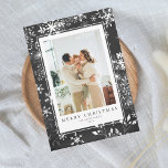 Tarjeta Festiva Navidades del marco fotográfico de Snowflake de Ch<br><div class="desc">Captura la magia de la temporada de vacaciones con nuestra tarjeta de fotos Chalkboard Snowflake, una combinación perfecta de encanto festivo y toque personal. Esta deliciosa tarjeta de navidades cuenta con un fantástico diseño de copos de nieve, ideal para mostrar sus recuerdos favoritos de vacaciones. Su fondo de pizarra le...</div>