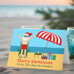Tarjeta Festiva Navidades del Personalizado Cute Sunny Beach Santa<br><div class="desc">Esta bonita tarjeta de Navidades soleados personalizado es la postal perfecta para hacer buen tiempo en la piscina o la playa. Hacerlo un divertido espectáculo con la temática del polo norte con Santa Claus en sus baúles de natación al lado de un paraguas de playa de rayas rojas y blancas...</div>