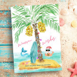 Tarjeta Festiva Navidades del Tropical Island Beach Santa Mermaid<br><div class="desc">La carta de Navidades planos, con temática de playa "cálidos deseos", incluye una isla tropical, tablas de surf y conchas con una palmera adornada con luces de cuerda. Santa se está tomando un descanso del surf y está jugando en el océano, bebiendo de una piña y tirando el aloha hawaiano...</div>