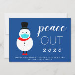 Tarjeta Festiva Navidades divertidos de Snowman Mask Peace Out 202<br><div class="desc">Navidades divertidos y tarjeta plana de vacaciones de Año Nuevo celebrando el próximo final de un duro 2020. Un muñeco de nieve personalizado lleva una máscara de la cara al lado de "Peace Out 2020" en una divertida tipografía blanca sobre un fondo azul oscuro. Puedes personalizar el saludo (inicialmente fijado...</div>