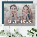 Tarjeta Festiva Navidades elegantes | Mínima foto de pareja de div<br><div class="desc">Una elegante y moderna tarjeta de felicitación para festividades fotográficas con tu apellido que aparece en la tipografía clásica, acompañada de un tipo de letra manuscrita en blanco sobre tu fotografía de tamaño completo. Su foto especial se verá magnífica en este diseño único, moderno y mínimo. El diseño presenta un...</div>