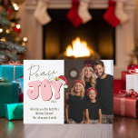 Tarjeta Festiva Navidades familiares de Peace Joy Retro Font 1<br><div class="desc">Este diseño festivo de Peace & Joy fue creado usando un divertido y moderno tipo de letra de guión y mi letra de bloque con letras a mano en un estilo retro de los años 80 en rosa pálido y rojo coronado con mi sombrero Santa pintado a mano con bayas...</div>