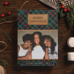 Tarjeta Festiva Navidades Faux Brown Leather Red and Green Tartán<br><div class="desc">Envíe a su familia y amigos una tarjeta única de vacaciones con temática escocesa con su foto familiar favorita. Voltea la tarjeta para mostrar una textura falsa de cuero en la parte posterior de la tarjeta.</div>