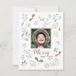 Tarjeta Festiva Navidades Foto Merry Winter Woodland<br><div class="desc">Añade tu foto cuadrada a este caprichoso diseño de bosques de invierno lleno de ramas de berry y hojas para una simple y rústica postal de vacaciones para Navidades. El texto en la parte delantera dice, "Feliz" con el año en fuentes divertidas y festivas. Al revés, escrito en colorido texto,...</div>