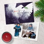Tarjeta Festiva Navidades Foto Purple Dove<br><div class="desc">Estas tarjetas de felicitación para Navidades planos de 7" x 5" presentan una paloma abstracta en tonos violeta. "Feliz Navidad" en naranja quemado y morado profundo junto con una rama de olivo verde. Personalizar con su apellido y año. La parte trasera tiene tres fotos,  un retrato,  dos paisajes.</div>