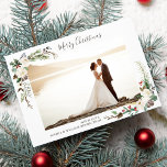 Tarjeta Festiva Navidades fotocolorear Berries y Boughs<br><div class="desc">Celebre la temporada con esta hermosa tarjeta de vacaciones con su foto enmarcada con hermosas perillas botánicas pintadas a mano. Agrega tu saludo personalizado como Feliz Navidad,  Felices Fiestas,  Feliz Año Nuevo,  etc. Festividad y Hermosa pero simple y rústica - la carta perfecta para parejas recién casadas o familias.</div>
