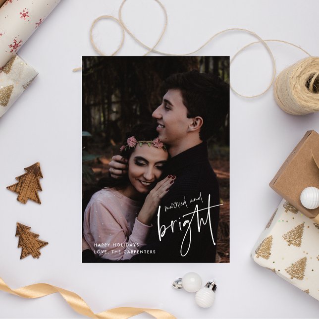 Tarjeta Festiva Navidades fotográficos casados y brillantes recién (Married and Bright Newlywed Photo Christmas Holiday Card)