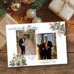 Tarjeta Festiva Navidades fotográficos casados y nostálgicos de me<br><div class="desc">Los Navidades casados y los personalizados de mora tarjeta para recién casados con 2 fotos y su saludo personalizado. Las fotos de sus bodas y/o de sus navidades se mostrarán en formato vertical. El diseño cuenta con una tipografía elegante y ramas nostálgicas tradicionales de holly, baubles, botella de fizz y...</div>