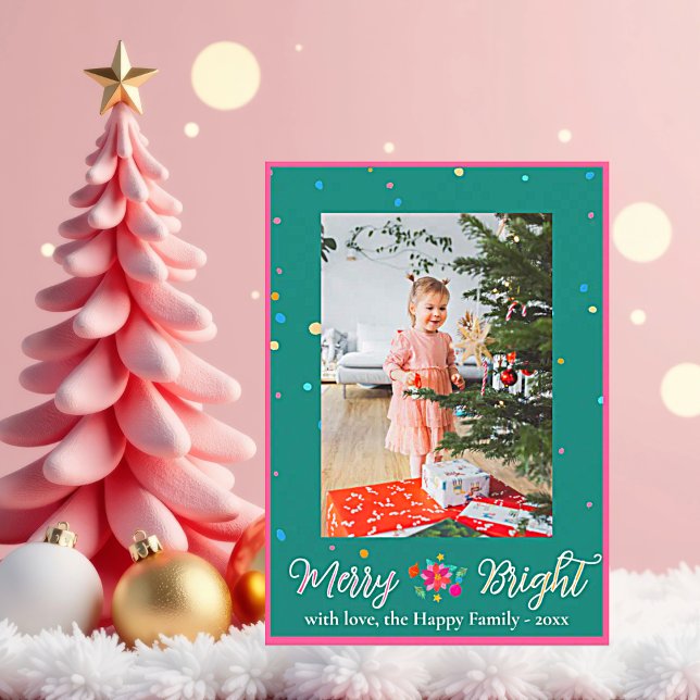 Tarjeta Festiva Navidades fotográficos coloridos de Merry Bright (Merry and Bright Christmas Greeting Card photo personalize with family name and year.)