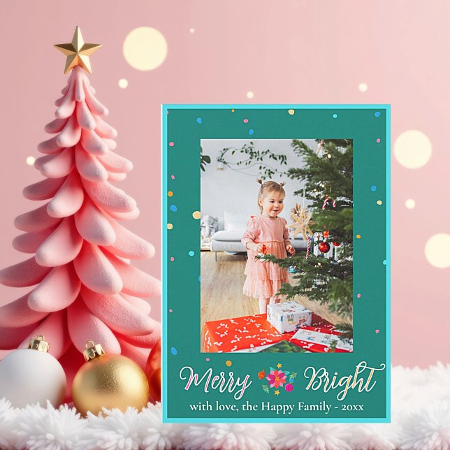 Tarjeta Festiva Navidades fotográficos coloridos de Merry Bright (Merry and Bright Christmas Greeting Card photo personalize with family name and year.)