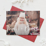 Tarjeta Festiva Navidades fotográficos con letras de pincel brilla<br><div class="desc">¡Que tus vacaciones sean alegres y luminosas! Envíe saludos y deseos de vacaciones con esta rústica tarjeta fotográfica de vacaciones. Incluye la cita 'Merry Bright' en letras de la mano del pincel. Personalice esta tarjeta de vacaciones agregando su foto, saludo, nombres y otros detalles favoritos, disponibles como una tarjeta plana,...</div>