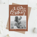 Tarjeta Festiva Navidades fotográficos de caligrafía moderna de Te<br><div class="desc">Feliz Navidad! Enviar Navidades a la familia y amigos con esta tarjeta de Navidades de fotos de personalizable. Presenta una caligrafía moderna y un guión sencillo en un fondo de terracota. Personalice esta moderna tarjeta de Navidades de caligrafía añadiendo su foto, mensaje y nombres. Esta tarjeta de Navidad moderna está...</div>
