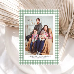 Tarjeta Festiva Navidades fotográficos de Gingham Plaid Green simp<br><div class="desc">Envíe sus cálidos deseos de vacaciones con nuestra simple tarjeta de vacaciones de Navidades fotográficos Green Gingham Plaid! Con un clásico patrón de enlucido de gingham verde con un toque nostálgico vintage, esta tarjeta enmarca con gusto su foto familiar favorita. Su diseño limpio e intemporal evoca un ambiente acogedor y...</div>