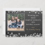 Tarjeta Festiva Navidades fotográficos de la familia Chalkboard Sn<br><div class="desc">Envíe esta tarjeta de bienvenida rústica a Navidades de diseño de pizarra de nieve para desear a su familia y amigos una temporada mágica de festividad. Personaliza con tu foto y mensaje familiar. Crédito de la fotografía de plantilla: Foto de Kaitlyn Horton en Unsplash</div>