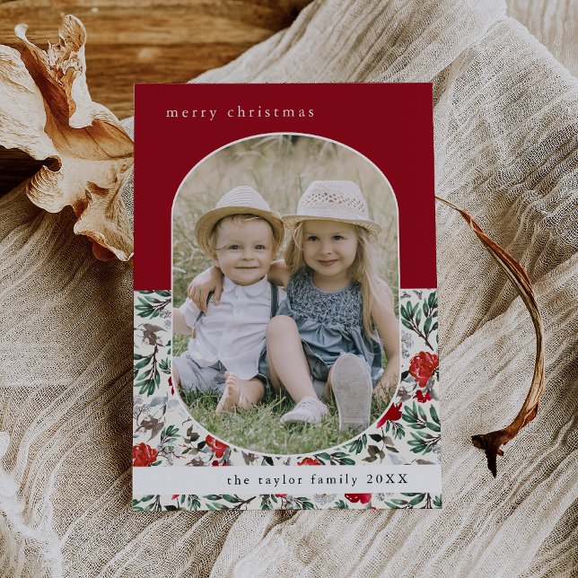 Tarjeta Festiva NAVIDADES fotográficos de la familia NOELLE Red Fl (NOELLE Red Floral Pattern Family Photo Christmas Holiday Card)