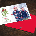 Tarjeta Festiva Navidades fotográficos de Merry Mistletoe One<br><div class="desc">Este diseño cuenta con una divertida tarjeta de felicitación de fotos para Navidades mistletoe,  roja y verde,  estilo botánico moderno,  un guión elegante de brochas,  follaje de invierno verde,  con colorido lindo,  simple minimalista,  son las tarjetas fotográficas de temporada</div>