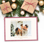 Tarjeta Festiva Navidades fotográficos de Personalizado de Cute Cr<br><div class="desc">Tarjeta de festividad Cute Cranberry Red Gingham Plaid Personalizado Navidades de fotografía</div>