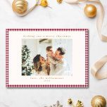 Tarjeta Festiva Navidades fotográficos de Personalizado de Cute Cr<br><div class="desc">Tarjeta de festividad Cute Cranberry Red Gingham Plaid Personalizado Navidades de fotografía</div>
