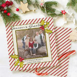 Tarjeta Festiva Navidades fotográficos de Stripe Holly Red Pepperm<br><div class="desc">Esta hermosa franja de menta color rojo y crema, y el diseño de las bayas y las colmenas pintadas a mano se acentúan con una sutil bandeja de pintura de oro falso para el toque vintage correcto. Esta moderna tarjeta de vacaciones Seasons Greetings tiene un marco doble en color verde...</div>