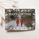 Tarjeta Festiva Navidades fotográficos de Whimsy White Holly Borde<br><div class="desc">Elegante y caprichoso, este diseño fotográfico completo presenta follaje de invierno a mano que enmarca tu foto, con estilo y personalización hacia arriba. Un degradado que se desvanece sobrepone la foto para resaltar el texto. La parte posterior presenta un patrón holly que coincide, así como un punto para una foto...</div>