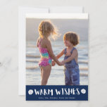 Tarjeta Festiva Navidades fotográficos familiares de Florida Beach<br><div class="desc">Navidades tarjetas de vacaciones en una moderna playa náutica "cálidos deseos" azul marino y arena blanca diseño dólares. Personalizar con tu foto y nombres. Esta tarjeta de Navidad de playa se transforma en un diseño de franjas náuticas azul marino y blanco en la parte trasera. Puedo modificar esta tarjeta a...</div>