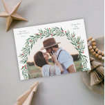 Tarjeta Festiva Navidades fotográficos modernos de Green Arch<br><div class="desc">Una tarjeta festiva de Navidades de fotografía con acuarela pintada a mano y tipografía de escritura moderna. La parte trasera tiene un lugar para una nota personal más larga. Haga clic en el botón de edición para personalizar este diseño con sus detalles.</div>