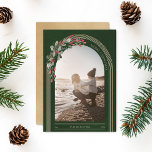 Tarjeta Festiva Navidades fotográficos modernos del Arco Botánico<br><div class="desc">Tarjeta de Navidades de fotografía moderna. El moderno diseño de arco redondeado presenta un arco iris dorado pálido que enmarca la foto. Con un fondo verde oscuro,  el follaje botánico acuático de invierno se acentúa con una acuarela. Fácil de personalizar con el texto y la foto</div>