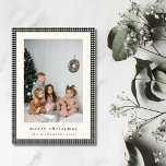 Tarjeta Festiva Navidades fotográficos verticales de plástico negr<br><div class="desc">Vintage Black Gingham Plaid Personalizado Navidades de fotografía tarjeta de vacaciones vertical</div>