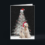 Tarjeta Festiva Navidades Golden Retriever con árbol<br><div class="desc">Típicos recuperadores dorados con un gorra de Santa Claus por un pino blanco con copos de nieve sobre fondo negro. Se puede cambiar el color de fondo.</div>