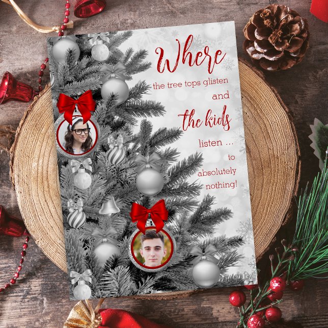 Tarjeta Festiva Navidades graciosos negros y blancos de la familia (Funny black and white with red bows where the tree tops glisten kids christmas cards for family)