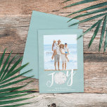 Tarjeta Festiva Navidades Holiday Joy Photo Simple Trendy Beach<br><div class="desc">Este diseño presenta Navidades vacaciones Navidades modernos vacaciones alegría simple moderna, playa náutica foto tropical de vacaciones, imagen familiar 1 una turquesa y un dólar océano tropical costero, vida marina turquesa verde azulado, moderna y elegante texto tipográfico, guión de caligrafía caprichosa, moderna isla de vacaciones minimalista, tarjetas de felicitación fotográfica...</div>