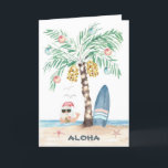 Tarjeta Festiva Navidades Island Surf Santa Palm Tree Beach<br><div class="desc">La carta de los Navidades temáticos del surf cuenta con una palmera (decorada con adornos y luces de cuerda) en una isla tropical con una tabla de surf, pez estrella, aves marinas y Santa natación en el océano dando el signo Aloha mientras disfruta de una bebida tropical. Ambas líneas de...</div>