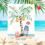 Tarjeta Festiva Navidades Island Surf Santa Tropical Beach<br><div class="desc">La tarjeta de Navidades temáticos de la playa cuenta con una palmera de Navidad (decorada con adornos y luces) en una isla tropical con un sombrero de Santa sobre una tabla de surf, un regalo, pez estrella, olas del océano, aves marinas y un saludo de vacaciones "Warm Wishes". El saludo...</div>