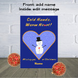 Tarjeta Festiva Navidades manos frías corazón cálido personalizado<br><div class="desc">Una tarjeta de navidad para que la personalizes con un nombre. La tarjeta presenta un dibujo de un muñeco de nieve sonriente con un gorra negro y palos para los brazos ("manos frías"), ojos y botones de carbón negro, y un corazón rojo brillante ("corazón cálido"). Se para sobre un fondo...</div>