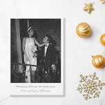 Tarjeta Festiva Navidades minimalistas de Boda moderno saludan con<br><div class="desc">Comparte tu amor y deseos de vacaciones con esta minimalista y moderna tarjeta de bienvenida de Navidades de fotografía bodas. Con un diseño limpio y elegante, destaca la foto de su boda en un estilo atemporal. Disponible como tarjeta impresa o como opción para descargar, es la forma perfecta de enviar...</div>