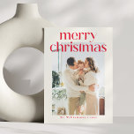Tarjeta Festiva Navidades minimalistas de fotografía de Personaliz<br><div class="desc">Tarjeta de vacaciones para Navidades de fotografía vertical Personalizado minimalista simple rojo moderno</div>