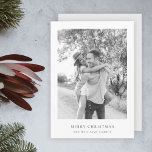 Tarjeta Festiva Navidades mínimos | Foto simple en blanco y negro<br><div class="desc">Elegante tarjeta fotográfica mínima de vacaciones con la tipografía clásica "Feliz Navidad" en negro sobre un simple fondo blanco minimalista y un suave color gris paloma al revés. La foto, el saludo de vacaciones y el nombre se pueden personalizar fácilmente para un toque personal. Un diseño de navidades sencillo, minimalista...</div>