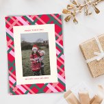 Tarjeta Festiva Navidades modernos colocados foto vertical verde r<br><div class="desc">Con un toque moderno y colores clásicos para las vacaciones,  esta elegante tarjeta de vacaciones cuenta con Navidades acogedores y festivos vestidos con un vibrante rojo y verde. Fácilmente personalizarlo con tu foto vertical y tu texto.</div>