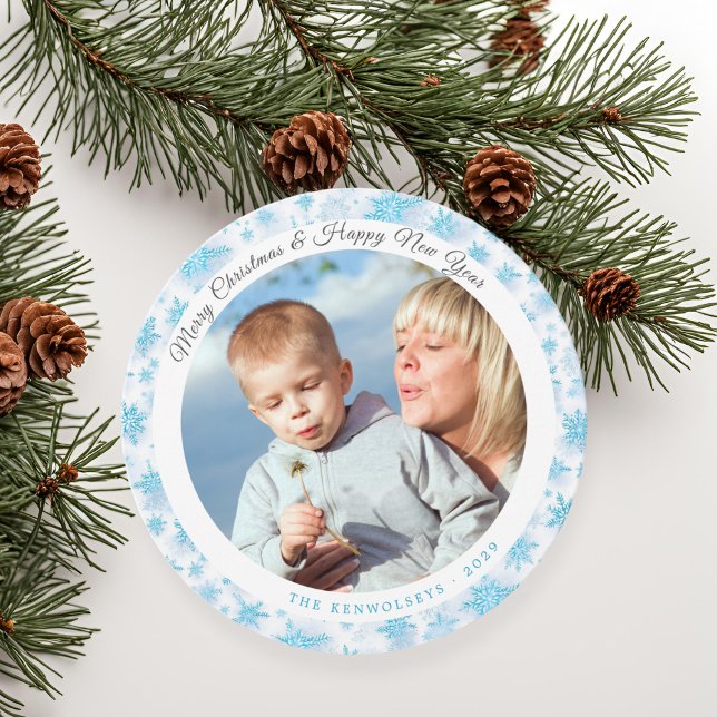 Tarjeta Festiva Navidades modernos de copos de nieve azules y blan (Modern Blue and White Snowflakes Christmas Photo Holiday Card)