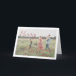 Tarjeta Festiva Navidades modernos de escritura rusa<br><div class="desc">Tarjeta de Navidades de fotografía moderna con un diseño sencillo y mínimo con "Feliz Navidad" en un elegante guión rústico rojo sobre tu foto favorita junto con tu nombre familiar. La plantilla incluye una superposición en blanco para ayudar a que el texto resalte sobre la foto y se pueda eliminar...</div>