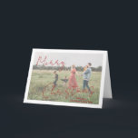 Tarjeta Festiva Navidades modernos de escritura rusa<br><div class="desc">Tarjeta de Navidades de fotografía moderna con un diseño sencillo y mínimo con "Feliz Navidad" en un elegante guión rústico rojo sobre tu foto favorita junto con tu nombre familiar. La plantilla incluye una superposición en blanco para ayudar a que el texto resalte sobre la foto y se pueda eliminar...</div>