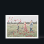 Tarjeta Festiva Navidades modernos de escritura rusa<br><div class="desc">Tarjeta de Navidades de fotografía moderna con un diseño sencillo y mínimo con "Feliz Navidad" en un elegante guión rústico rojo sobre tu foto favorita junto con tu nombre familiar. La plantilla incluye una superposición en blanco para ayudar a que el texto resalte sobre la foto y se pueda eliminar...</div>