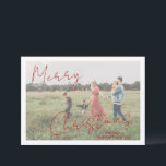 Tarjeta Festiva Navidades modernos de escritura rusa<br><div class="desc">Tarjeta de Navidades de fotografía moderna con un diseño sencillo y mínimo con "Feliz Navidad" en un elegante guión rústico rojo sobre tu foto favorita junto con tu nombre familiar. La plantilla incluye una superposición en blanco para ayudar a que el texto resalte sobre la foto y se pueda eliminar...</div>