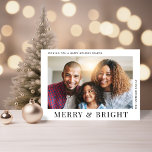 Tarjeta Festiva Navidades modernos de fotos de merry Bright<br><div class="desc">Tarjeta de vacaciones minimalista y moderna para Navidades con fotos y "Merry & Bright" en tipografía elegante. Personaliza con tu nombre y saludo en tipografía simple. En la parte posterior,  agregue dos fotos adicionales y un mensaje personalizado.</div>