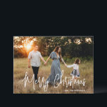 Tarjeta Festiva Navidades modernos de la foto con guión elegante<br><div class="desc">Tarjeta de Navidades de fotografía moderna con un diseño sencillo y mínimo con el saludo "Feliz Navidad" en un elegante guión blanco junto con el nombre de tu familia. La parte de atrás tiene un collage de fotos compuesto por seis imágenes cuadradas.</div>