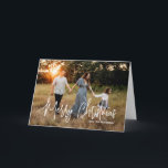 Tarjeta Festiva Navidades modernos de la foto con guión elegante<br><div class="desc">Tarjeta de Navidades de fotografía moderna con un diseño sencillo y mínimo con el saludo "Feliz Navidad" en un elegante guión blanco junto con el nombre de tu familia. El interior tiene un collage de fotos compuesto por seis imágenes cuadradas.</div>